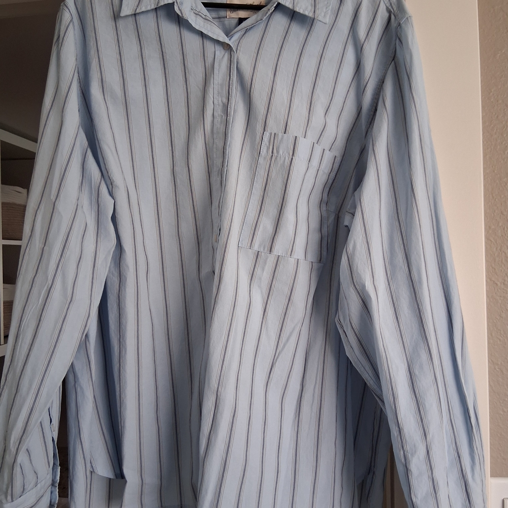 Universal Thread Light Blue Striped Women's Button Down Shirt